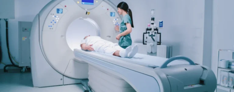 CT Tech cùng bệnh nhân bước vào máy chụp CT